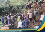 Koramil 0819/26 Tosari Bersama Warga Gotong Royong Siapkan Lokasi Pembangunan Jembatan