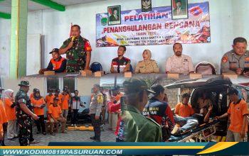 Latih Respons Cepat Hadapi Bencana, Babinsa Lumbang Bekali Warga dengan Simulasi Evakuasi