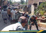 Babinsa dan Warga Gotong Royong Perbaiki Selokan
