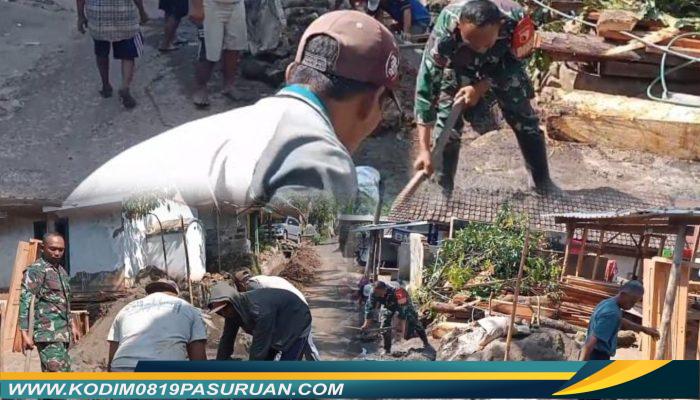 *Semangat Gotong Royong Babinsa Bersama Warga Perbaiki Saluran Air Cegah Genangan dan Banjir*